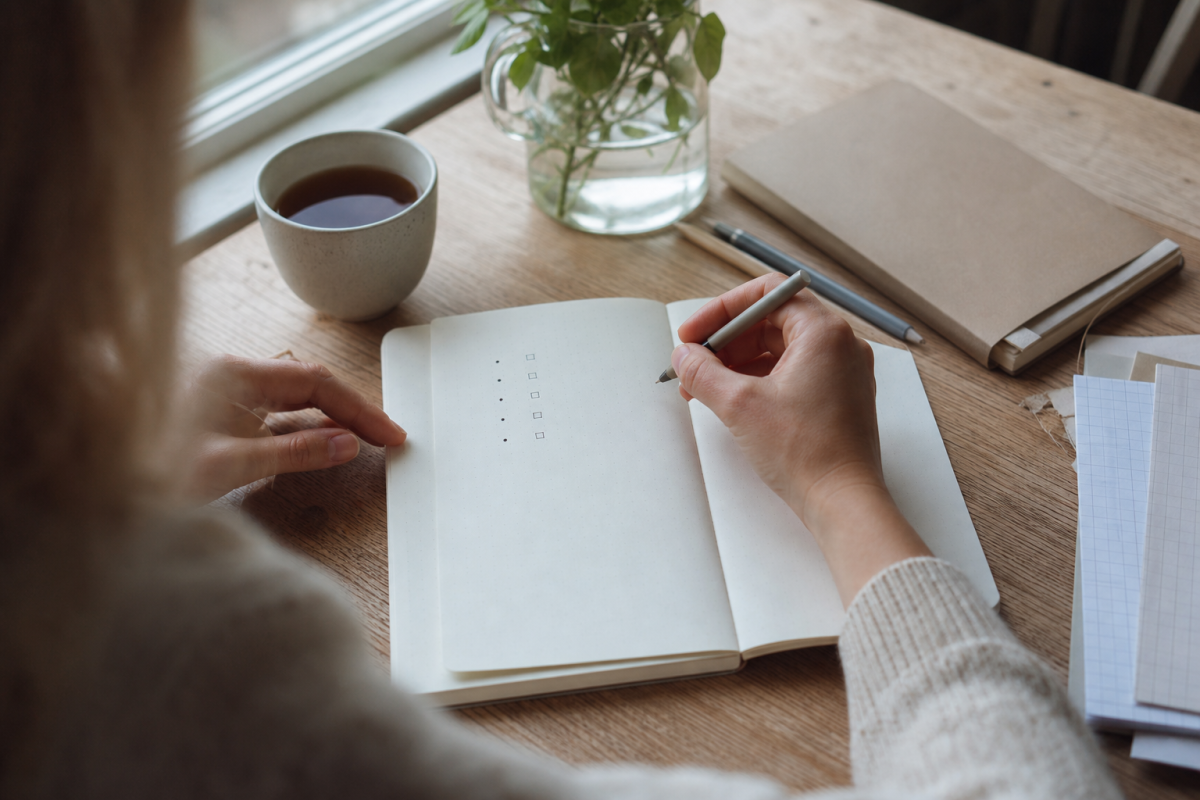 Person skriver en enkel nyckel i en tom journal